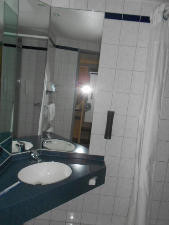 Das kleine Bad mit Dusche Holiday Inn Express Berlin City Center