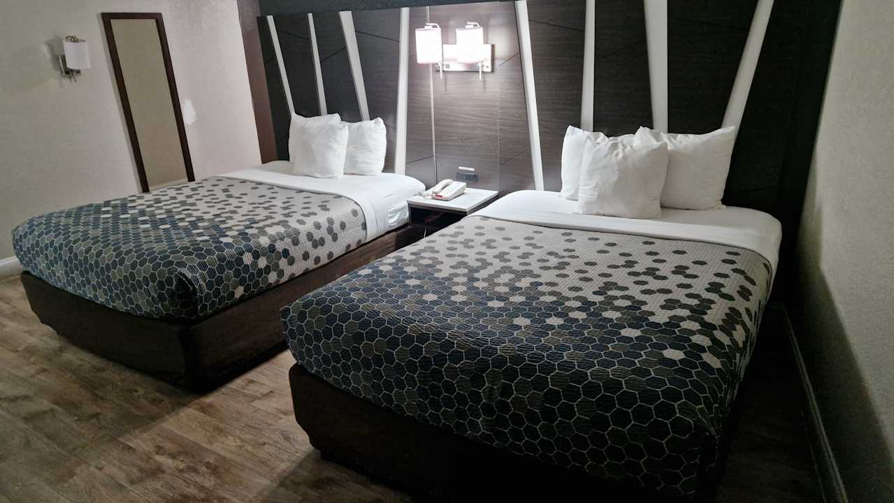 Zimmer Econo Lodge Inn & Suites on the River