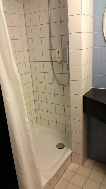Bad mit Dusche B&B Hotel Frankfurt-Hahn Airport