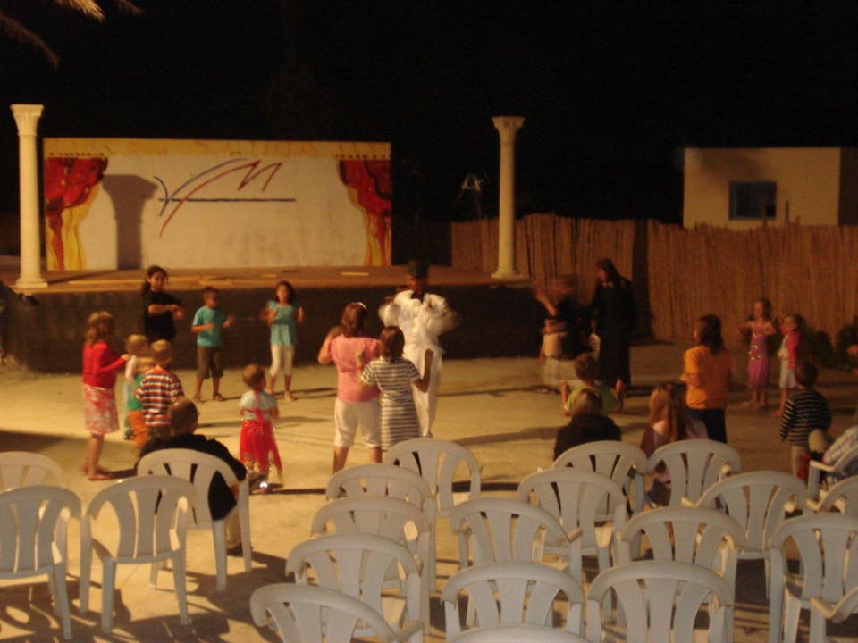 Kinderdisco vor der neuen Showbühne Royal Lido Resort & Spa