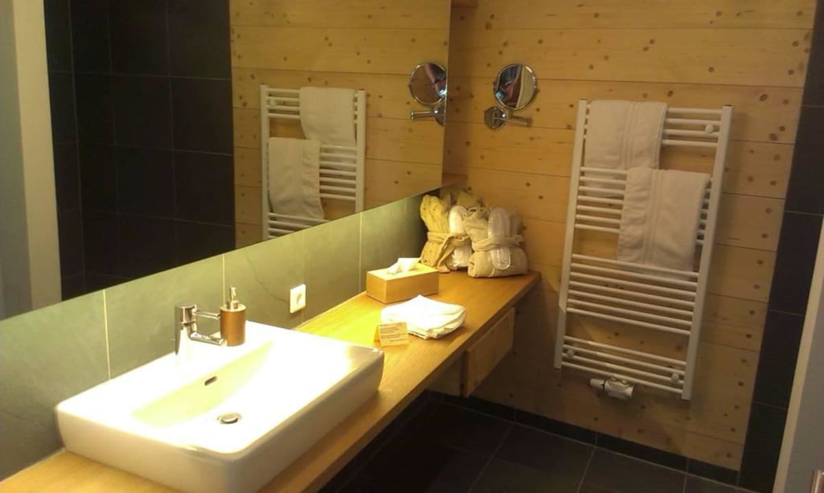 Bad, leider nur ein Waschbecken Holzhotel Forsthofalm