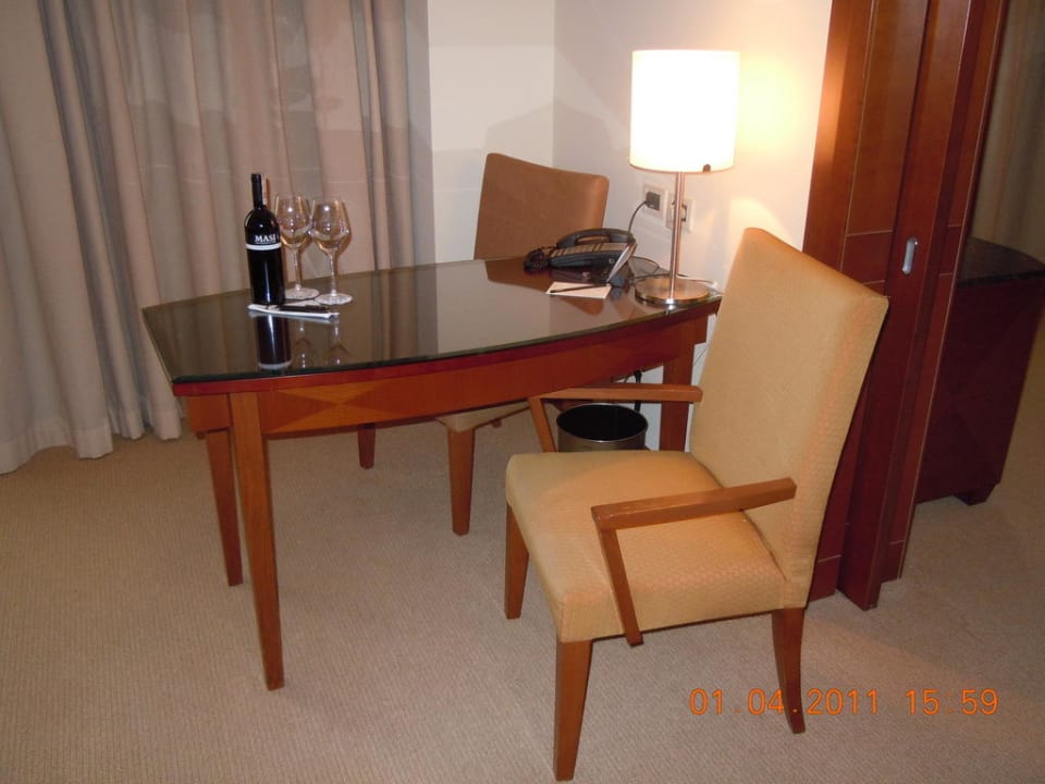 Arbeitsbereich in der Suite Regent Warsaw Hotel