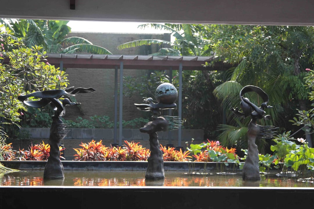 Bei der Einfahrt Padma Resort Legian