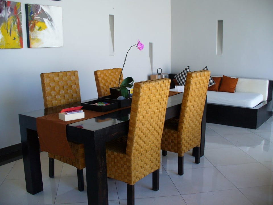 Wohn-/Eßbereich der 2-Schlafzimmer-Villa The Seminyak Suite - Private Villa