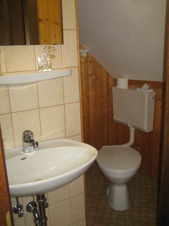Badezimmer mit Schräge Hotel Sonnenberg Schloesschen