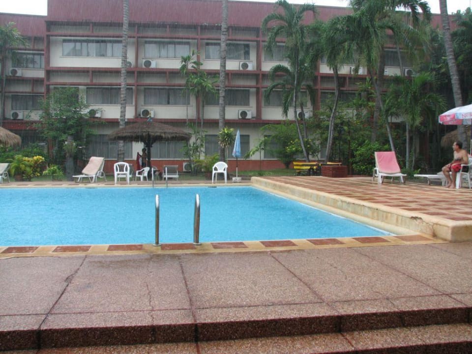 Schwimmingpool. Basaya Beach Hotel & Resort