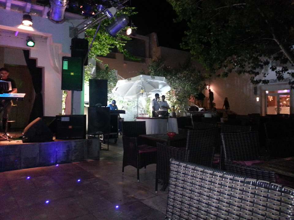 Cocktailzeit, es ist 18:30 auf der Terrasse The Orangers Beach Resort and Bungalows