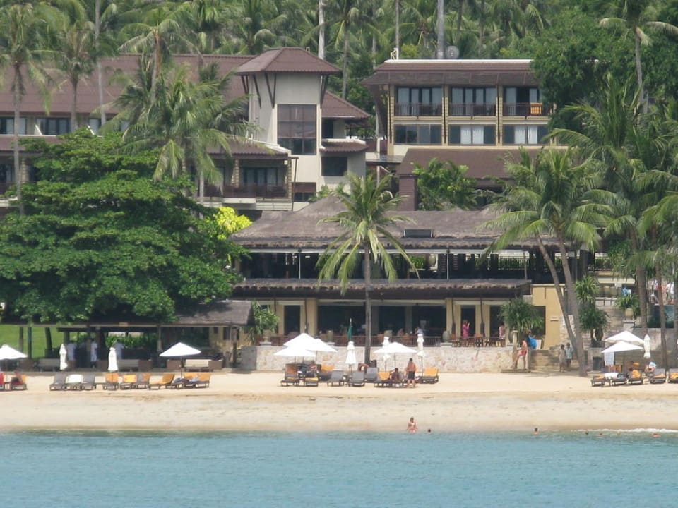 Teil der Hotelanlage vom Meer gesehen Impiana Resort Chaweng Noi