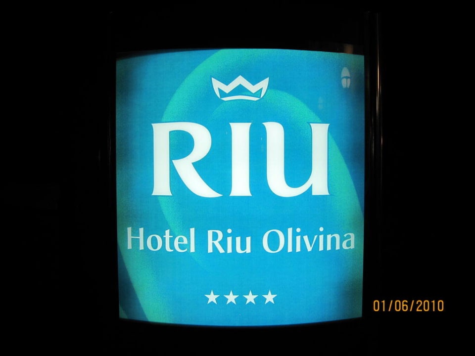 Eingangsschild am Abend Relaxia Olivina