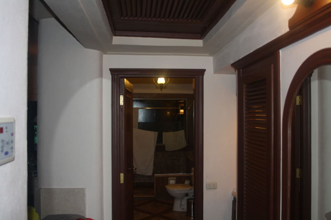 Flur mit Blick ins Bad Pickalbatros Citadel Resort