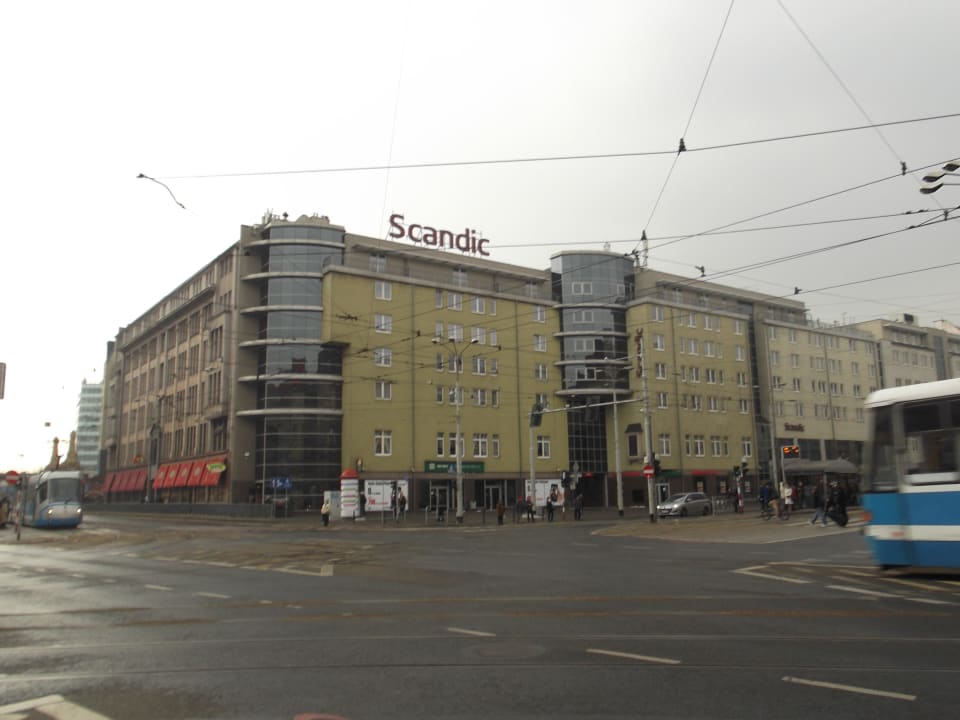 Das Hotel von außen von der anderen Straßenseite.  Scandic Wrocław