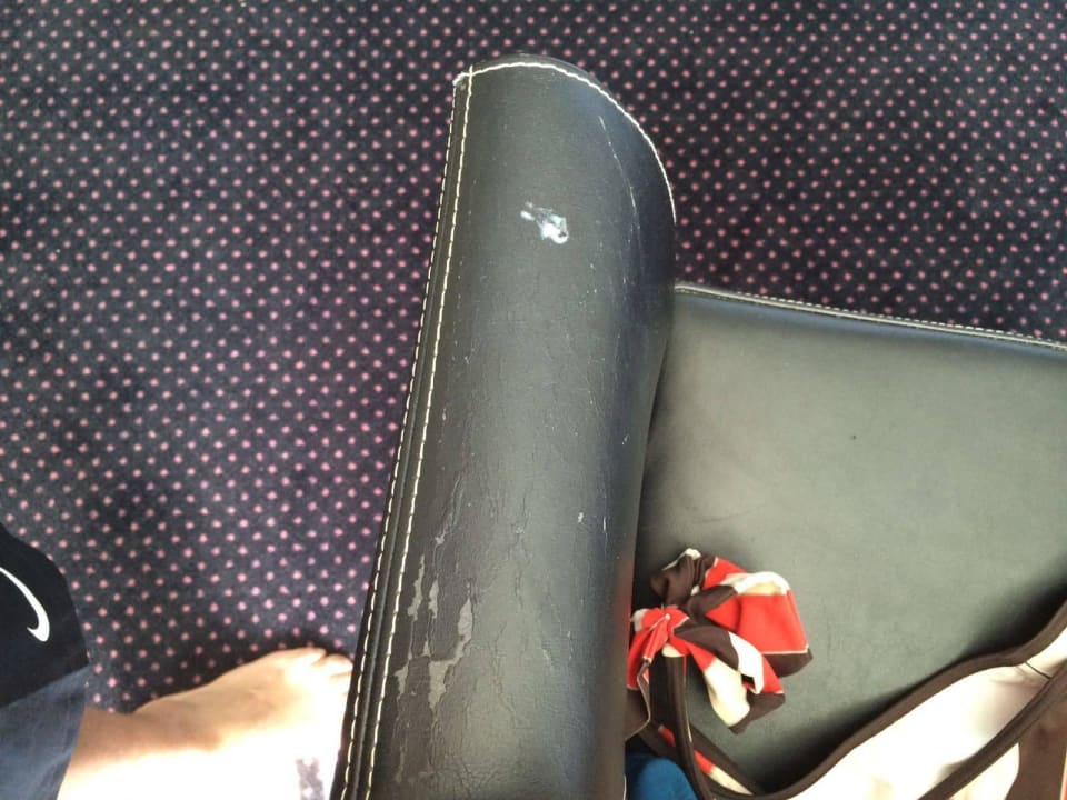 Egal welcher Sessel. alle im desolaten Zustand. Leonardo Royal Hotel Den Haag Promenade