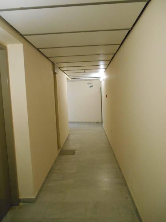 Gang vor dem Zimmer Santa Marina Beach