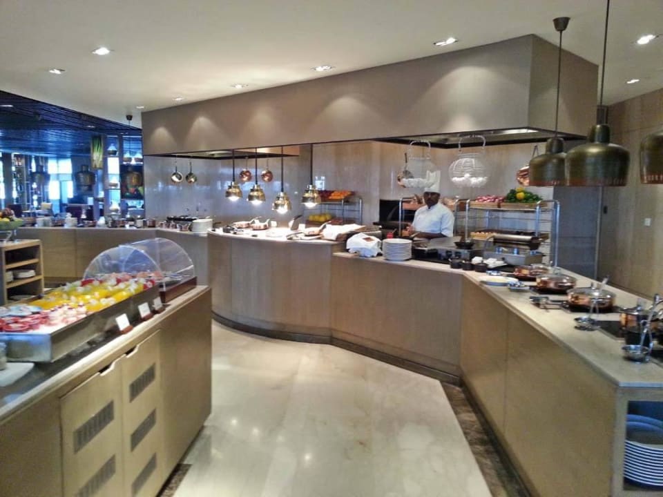 Frühstück im Cafe Knosh The Leela Ambience Convention Hotel Delhi