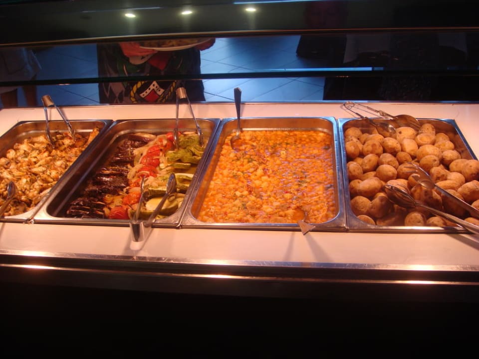 Theke mit Auswahl an Beilagen Mediterranean Palace Hotel