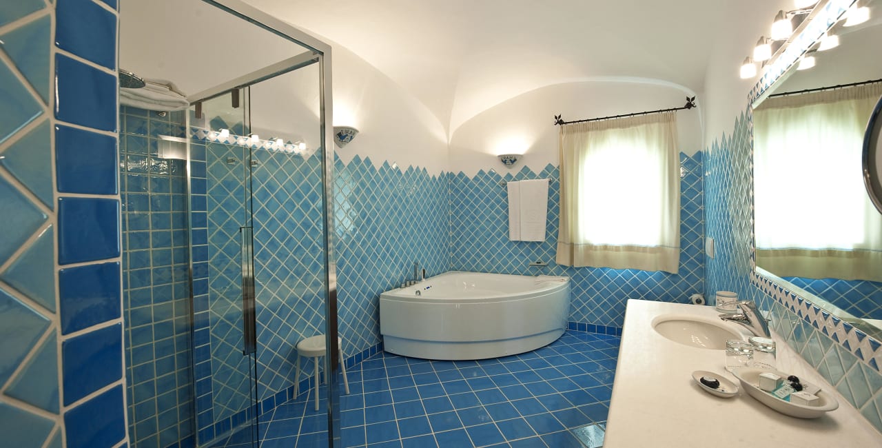 Bagno junior suite deluxe Villa del Parco Hotel La Rocca Resort & Spa