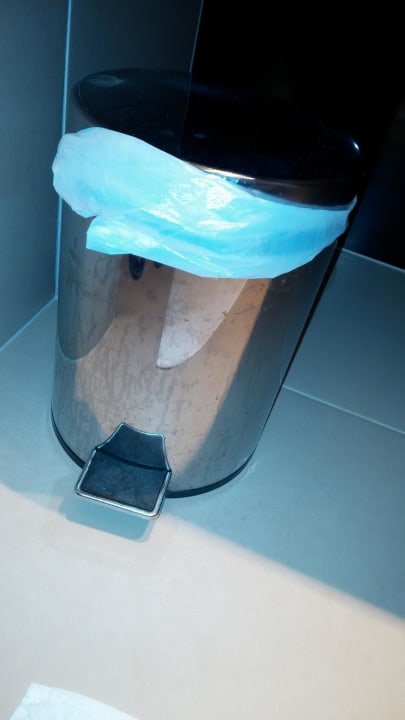 Versiftter Mistkübel TUI BLUE Medulin