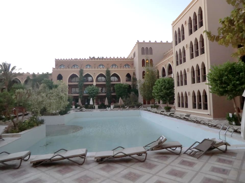 Pool wird gesäubert und frisch gestrichen Makadi Palace