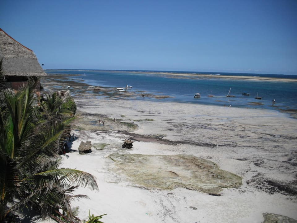 Strand bei Ebbe Bahari Beach Hotel