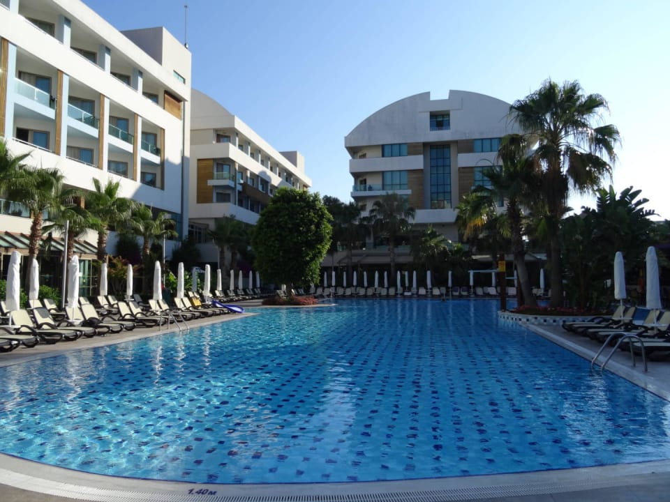 Pool am Tag  Port Side Resort Hotel