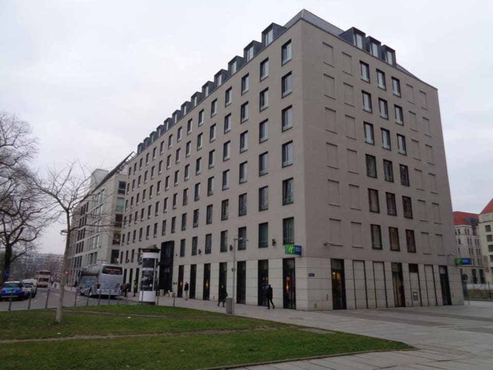 Blick vom Dr.-Külz-Ring auf das Hotel Premier Inn Dresden City Zentrum