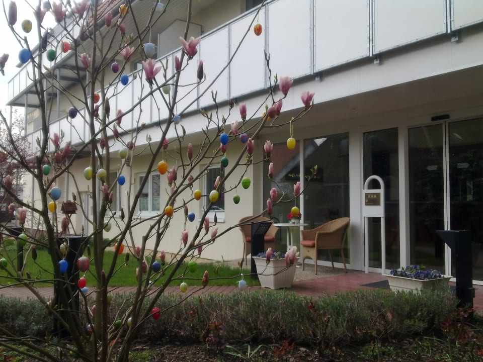 Ein Osterbaum vor dem Eingang Hotel Petersen