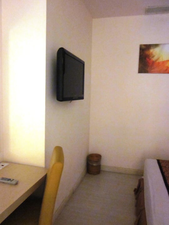 Kleiner Schreibtisch und Fernseher oben Hotel Kartika Graha