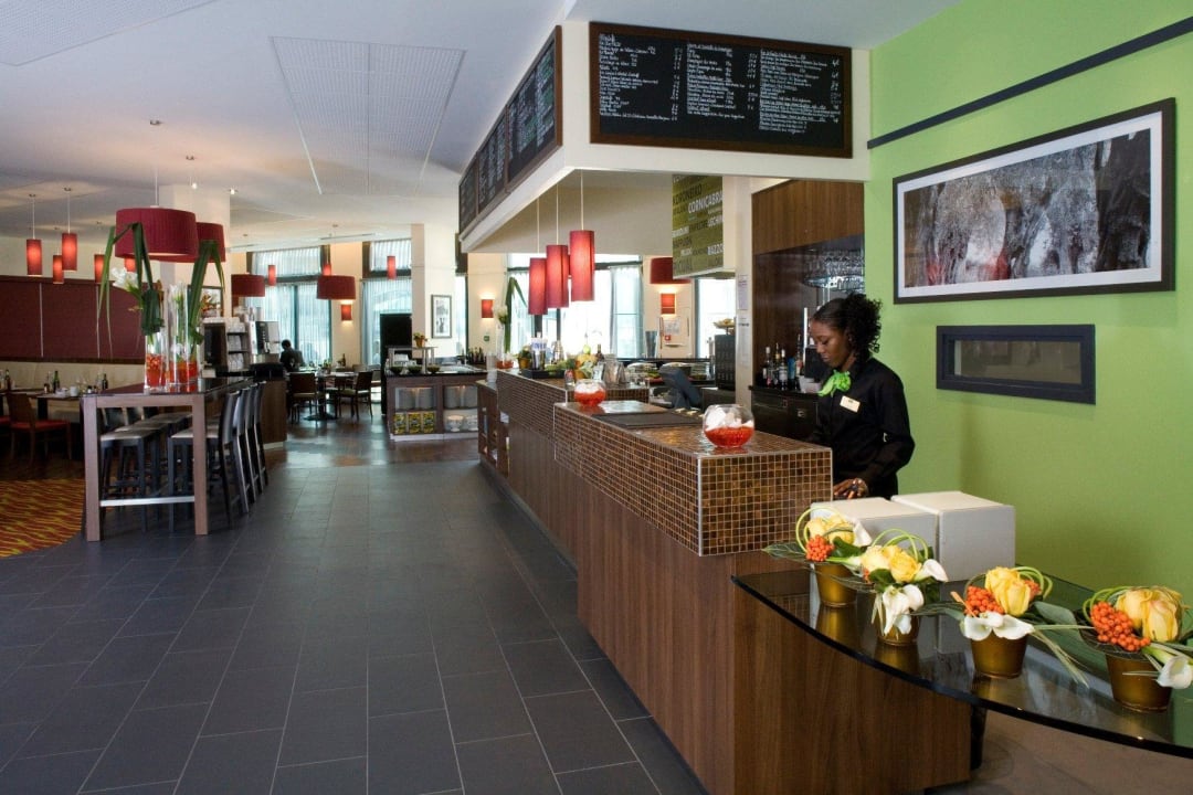 Reception Area Hotel Courtyard by Marriott Paris Saint Denis