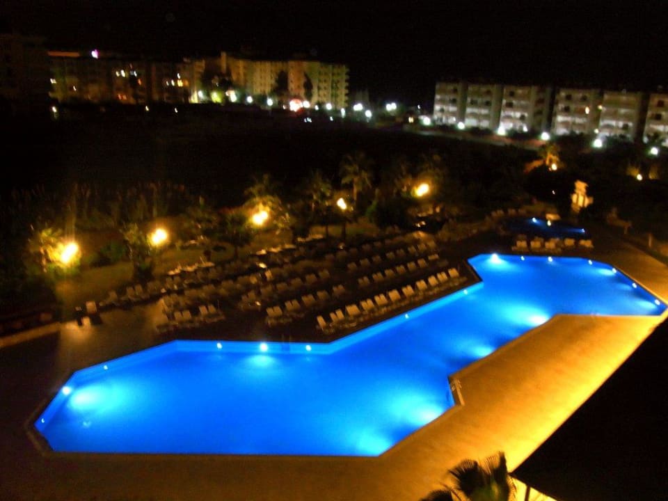 Pool bei Nacht Hotel Royal Garden Beach