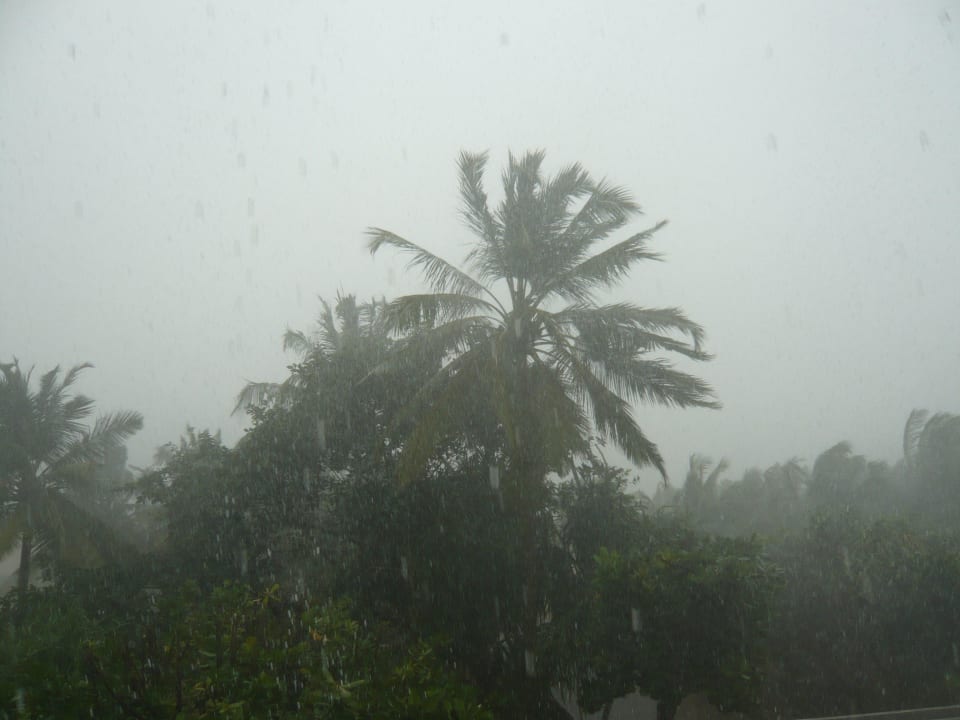 Rain over paradise Hotel Jetwing Beach