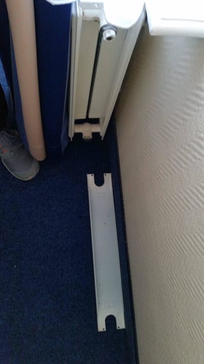 Teile der Heizkörperverkleidung liegen am Boden Lindner Hotel Sylt