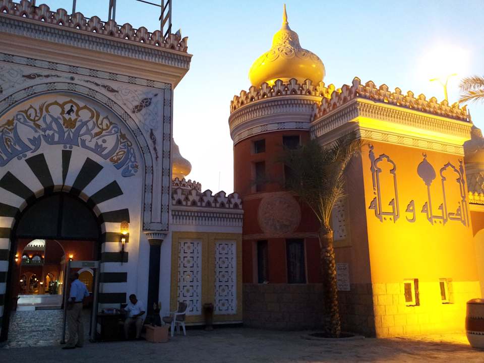 Vor Eingang Pickalbatros Alf Leila Wa Leila Resort - Neverland Hurghada