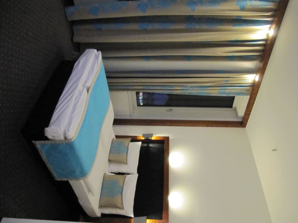 Sehr stylisches Zimmer mit überhohen Decken Motel One Wiesbaden