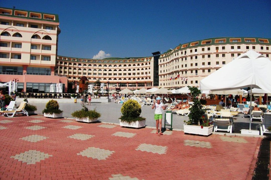 Внутренняя территория Bayar Family Resort Spa