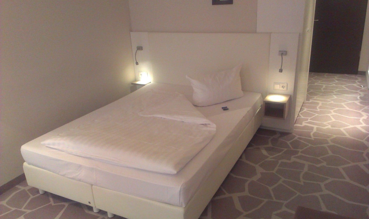 Zimmer vom Fenster her Friendly Cityhotel Oktopus