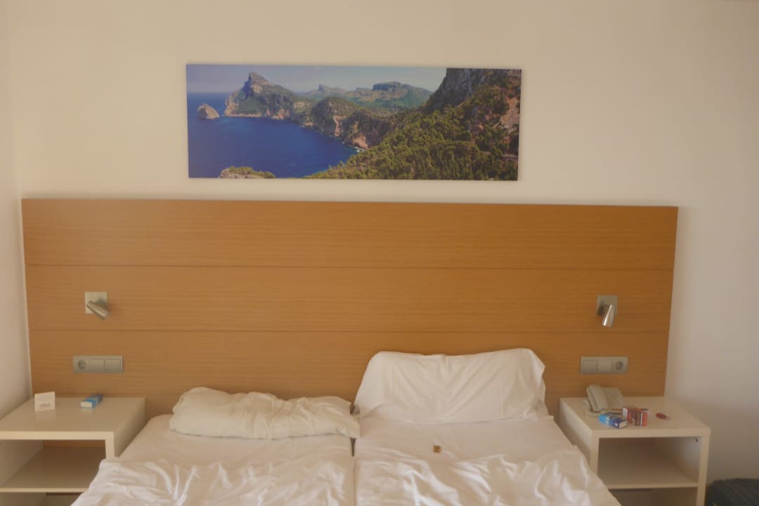 Blick vom Tv zum Doppelbett allsun Hotel Pil-lari Playa