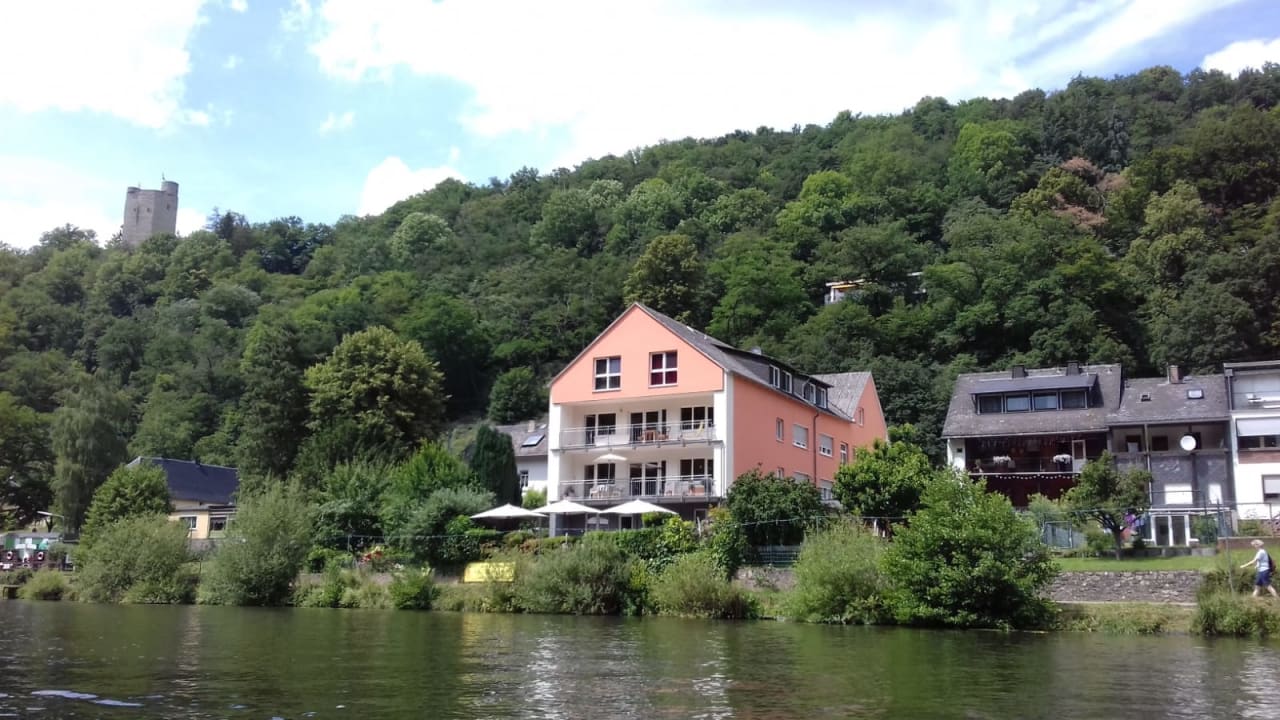 Außenansicht Haus am Fluss