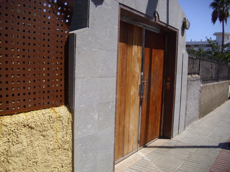 Eingang  HL Miraflor Suites Hotel