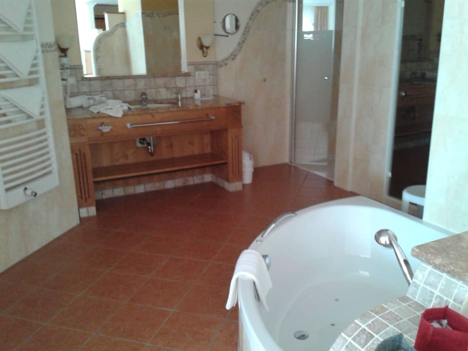 Offener Badbereich in der Juniorsuite Hotel Bergknappenhof