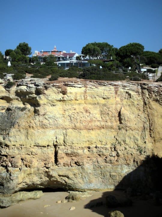 Hotel und Garten von der Steilküste aus Vila Alba Resort
