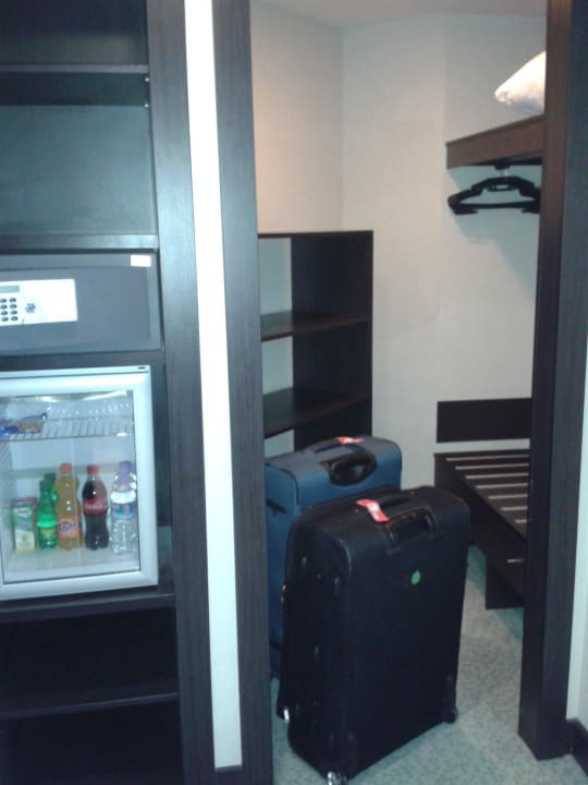 Begehbarer Kleiderschrank und Minibar Limak Lara Deluxe Hotel & Resort