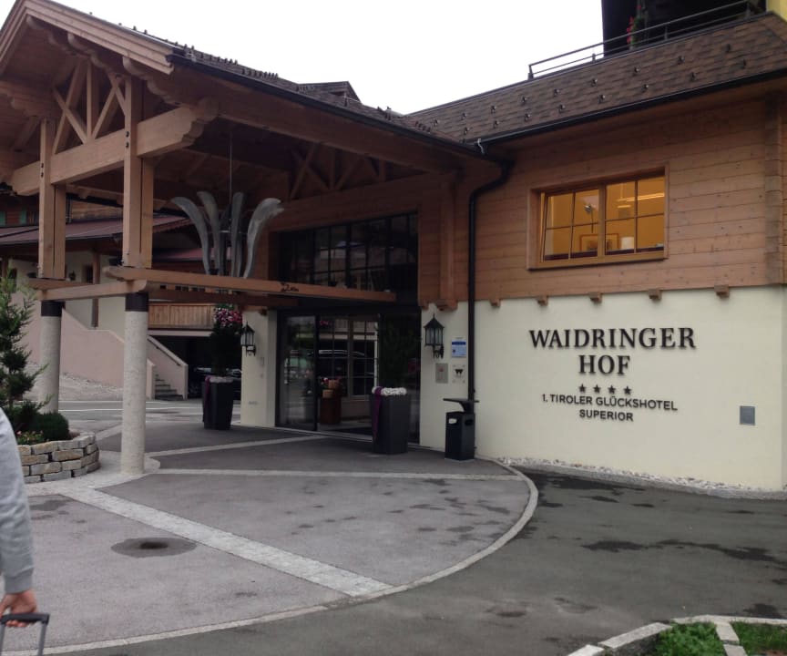 Außenansicht des Hotels Waidringer Hof · 1. Tiroler Glückshotel