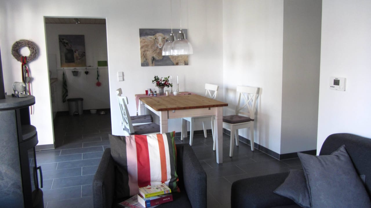 Wohnzimmer mit Blick auf Esszimmer und Küche Ferienwohnung Kleine Brise