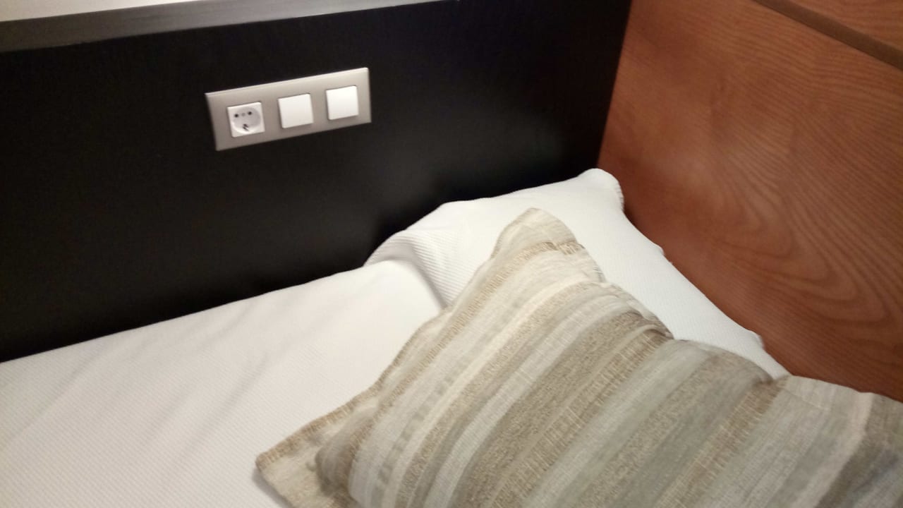 Kleine Betten mit Steckdose neben dran HL Miraflor Suites Hotel