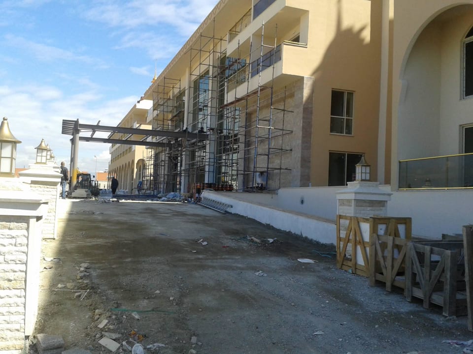 Muss noch etwas planiert werden Well Palace Side