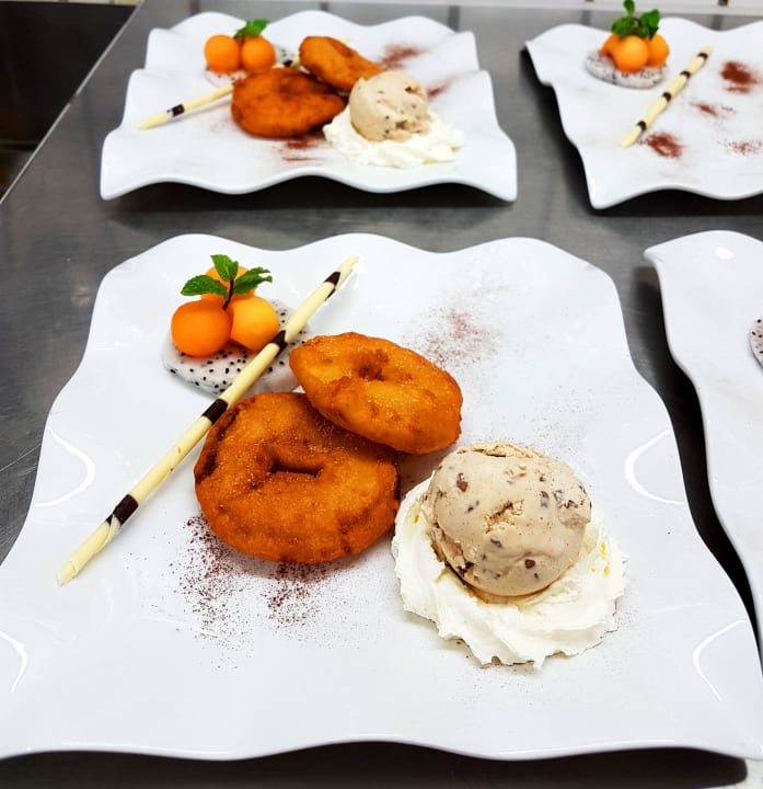 Hausgemachte Apfelküchle Hotel Schwarzer Adler