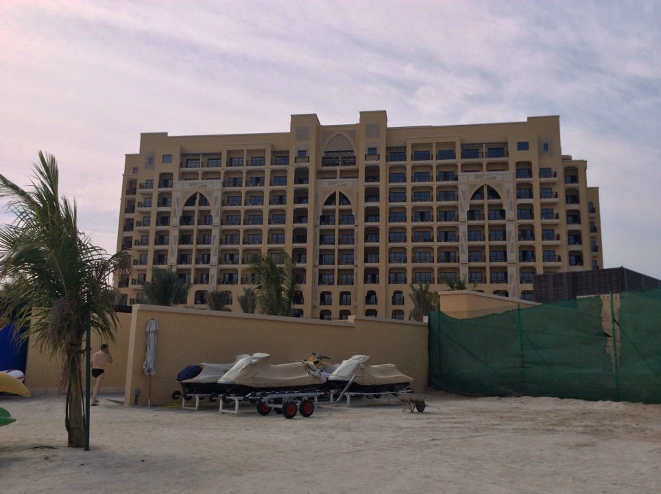 Vom Strand aus gesehen DoubleTree by Hilton Resort & Spa Marjan Island