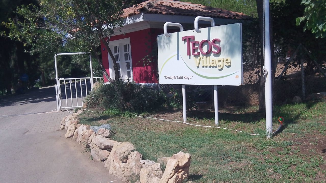 Eingang zu Teos Teos Village