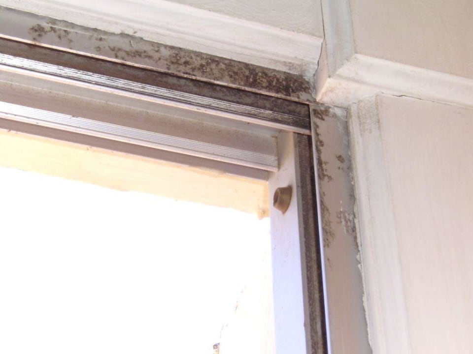 Verschimmeltes Fenster im grösseren Schlafzimmer alltoura Club Hotel Akeah Broncemar