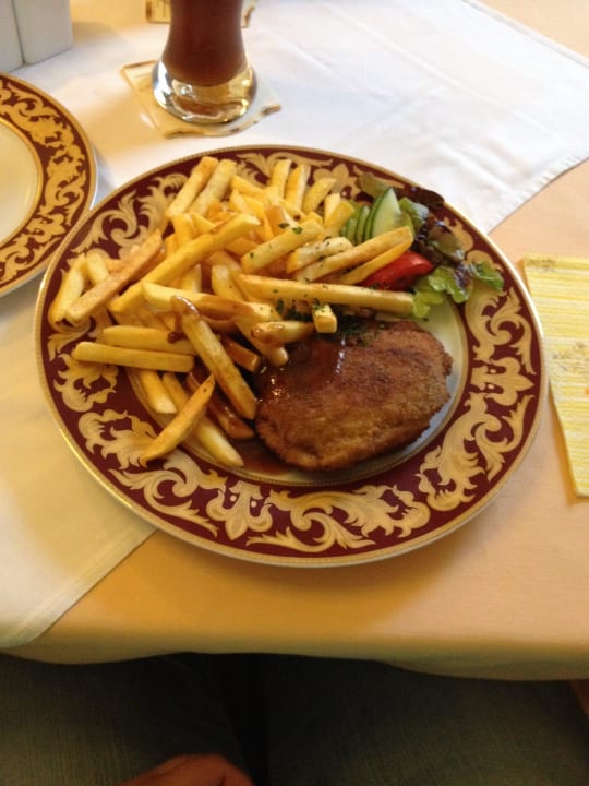 Abendessen - gefülltes Schnitzel Gasthof & Hotel Roter Hirsch